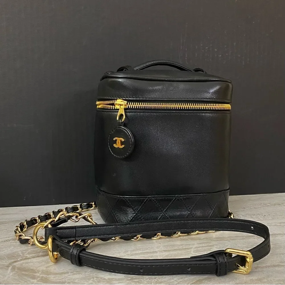 CHANEL CC Bicolore Lambskin Vanity Bag - Picture 5 of 17